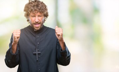 Zafer kutluyor gülümseyen yakışıklı İspanyol Katolik rahip adam izole arka plan üzerinde silah ile başarı için heyecanlı kaldırdı. Kazanan kavramı.