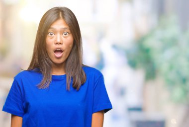 Genç Asyalı kadın korkuyor ve şok sürpriz ifade ile izole arka plan üzerinde korku ve yüz heyecanlı.