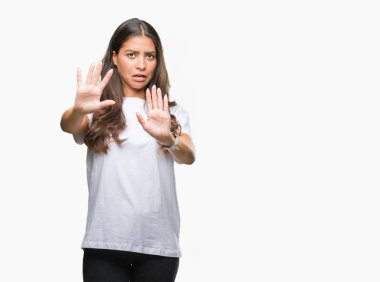 Şokta bağırarak genç güzel Arap kadın izole arka plan korkuyor ve korku ifade dur hareketi el ile ile çok korkmuş. Panik kavramı.