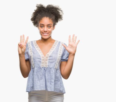 Genç afro Amerikan kadın gösterilen ve parmakları ile işaret izole arka plan yüzünden kendinden emin ve mutlu gülümseyerek süre sekiz numara.