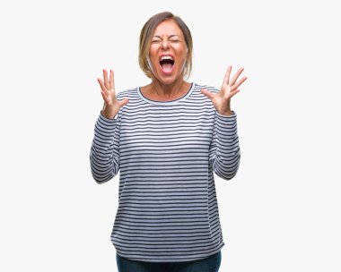 Orta yaş üst düzey İspanyol kadın yüzünden kızgın ve silah ile başarı için deli kutluyor izole arka plan ortaya çıkar ve heyecanlı çığlık gözler kapalı. Kazanan kavramı