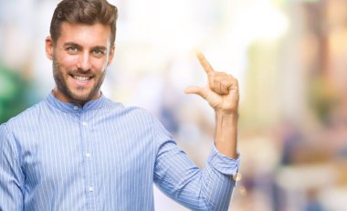 Yakışıklı genç gülümseyen izole arka plan ve süre seyir ve kamera boyutu işaret parmaklarıyla yapıyor el ile kendinden emin eller üzerinde. Ölçü kavramı.