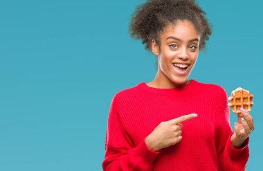 Genç güzel afro Amerikalı kadın izole arka el ve parmak ile işaret çok mutlu üzerinde gözleme yemek