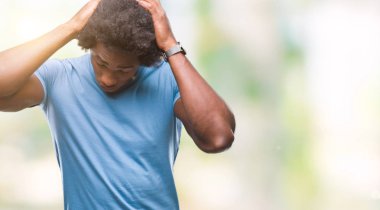 Afro Amerikalı adam çünkü umutsuz ve stresli baş ağrısı acı izole arka plan üzerinde ağrı ve migren. Ellerini kafasına.