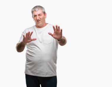 Şokta bağırarak yakışıklı üst düzey adam izole arka plan korkuyor ve korku ifade dur hareketi el ile ile çok korkmuş. Panik kavramı.