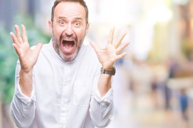 Orta yaş ağarmış üst düzey adam deli kutluyor arka plan izole ve başarı için kaldırdı kollarını açarak hayrete ve heyecanlı çığlık gözleri açık. Kazanan kavramı