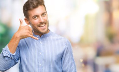 Yakışıklı delikanlı yapıyor gülümseyen izole arka plan üzerinde telefon hareketi ile el ve parmak telefonda konuşuyor gibi. Kavramları iletişim.