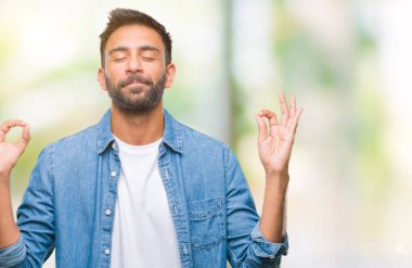 İzole arka plan yetişkin İspanyol adam rahatla ve gülümseyen gözlerle kapalı parmak jestle meditasyon yapıyor. Yoga kavramı.