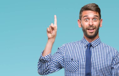 Genç atlatmışsınız adam mesaj Gönderen mesaj üzerinde Smartphone kullanarak arka plan ile bir fikir ya da gülen yüz, bir numara ile parmak işaret soru sürpriz izole