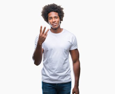 Gösterilen ve parmakları ile işaret izole arka plan üzerinde Afro Amerikalı adam kendinden emin ve mutlu gülümseyerek iken üçüncü.