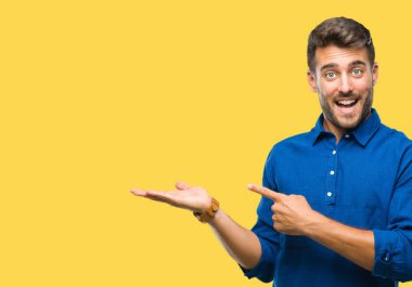 Yakışıklı delikanlı üzerinden hayran ve el ile sunulması ve parmak ile işaret ederken kameraya gülümseyen izole arka plan.