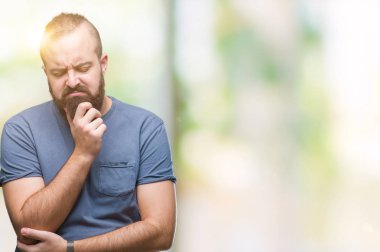 Genç beyaz hipster adam yorgun ve bıkkın ile depresyon sorun Çapraz kollar ile seyir düşünüyorum izole arka plan.