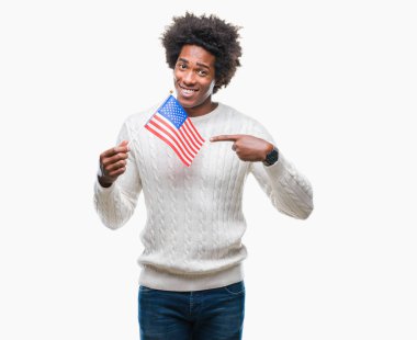 Amerika Birleşik Devletleri bayrağı Afro Amerikalı adam izole arka el ve parmak ile işaret çok mutlu üzerinde