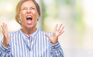 İzole arka plan çılgın ve kızgın bağırarak ve agresif ifade ve silah kaldırdı bağırmaya orta yaş İspanyol kadın kıdemli. Hayal kırıklığı kavramı.