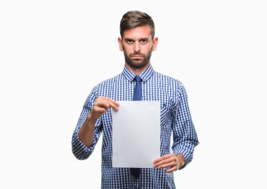 Acımak yüz ciddi düşünüyorum üstünde kendine güvenen bir ifade ile izole arka plan üzerinde boş kağıt tutan genç yakışıklı adam