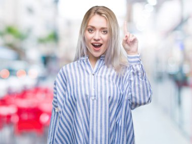 Sarışın genç kadın ile başarılı fikir parmağı yukarıyı izole arka plan üzerinde. Çıktıktan ve mutlu. Bir numara.