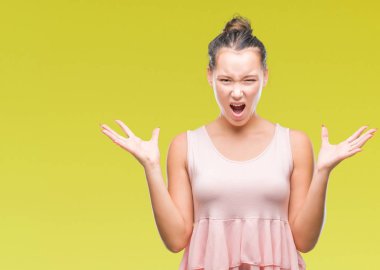 İzole arka plan çılgın ve kızgın bağırarak ve agresif ifade ve silah kaldırdı bağırmaya Genç beyaz güzel bir kadın. Hayal kırıklığı kavramı.