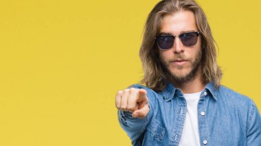 Yakışıklı delikanlı izole arka kamera ve size parmak ile işaret smartphone kullanarak ileti gönderme üzerinde uzun saçlı, el işareti, pozitif ve kendinden emin bir jest ön