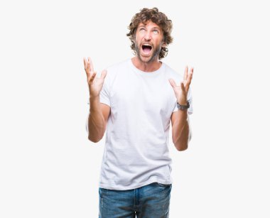 Yakışıklı İspanyol modeli adam izole arka plan çılgın ve kızgın bağırarak ve agresif ifade ve silah kaldırdı bağırıyor. Hayal kırıklığı kavramı.