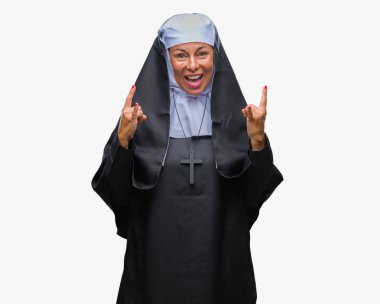 Orta yaş üst düzey Hıristiyan Katolik Rahibe kadın deli ifade rock simge elle yapıyor ile bağırarak izole arka plan yüzünden. Müzik yıldızı. Ağır kavramı.