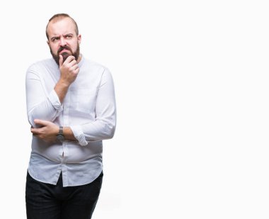 Genç beyaz hipster adam yorgun ve bıkkın ile depresyon sorun Çapraz kollar ile seyir düşünüyorum izole arka plan.