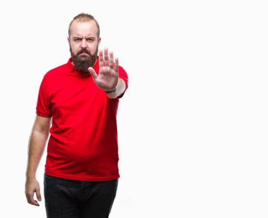 Stop yapıyor izole arka plan üzerinde kırmızı gömlek giymiş genç beyaz hipster adam elin avuç ile şarkı. Negatif ve ciddi bir jest yüz ifadesiyle uyarı.
