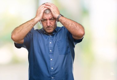 Üst düzey yakışıklı çünkü umutsuz ve stresli baş ağrısı acı izole arka plan üzerinde ağrı ve migren. Ellerini kafasına.