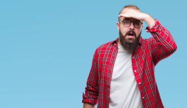 Üzerinde gözlük takan Genç beyaz hipster adam arka plan çok mutlu ve gülümseyen uzakta el ile üzerine kafa seyir izole. Arama kavramı.