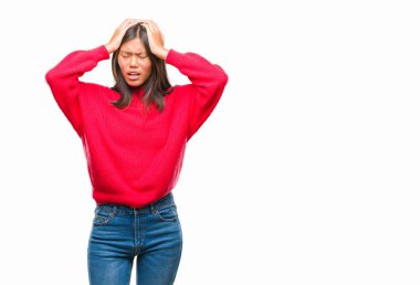 Çünkü çaresiz ve stresli baş ağrısı acı izole arka plan üzerinde kış kazak giyen genç Asyalı kadın ağrı ve migren. Ellerini kafasına.