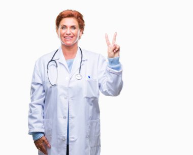 Gösterilen arka plan üzerinde tıbbi üniforma giyen üst düzey beyaz doktor kadın izole ve parmakları ile işaret kendinden emin ve mutlu gülümseyerek ise ikinci.