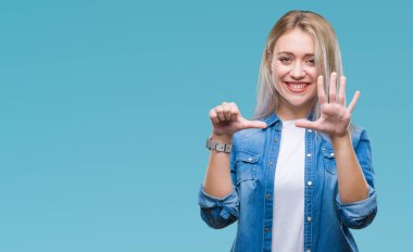 Sarışın genç kadın gösterilen ve parmakları ile işaret izole arka plan üzerinde kendinden emin ve mutlu gülümseyerek süre 6 numara.