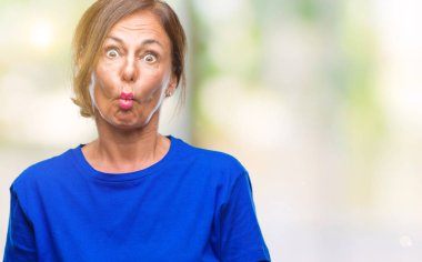 Orta yaş İspanyol kadın kıdemli izole arka plan yapma balık yüzüne dudaklı, çılgın ve komik bir jest. Komik ifade.