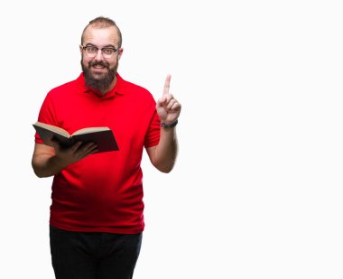 Gözlük takan ve bir kitap okuma genç hipster adam arka plan ile bir fikir ya da gülen yüz, bir numara ile parmak işaret soru sürpriz izole