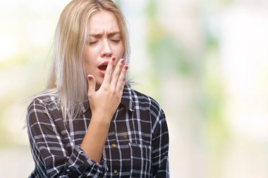 Sarışın genç kadın izole arka plan üzerinde el ile ağız kapsayan yorgun esneme sıkılmış. Restless ve uyku hali.