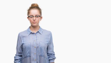 Genç Sarışın iş kadını yüzünde ciddi bir ifade ile. Basit ve doğal kameraya bakıyor.