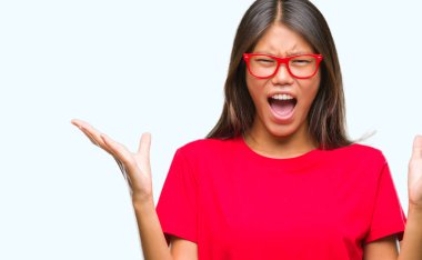 Üzerinde gözlük takan Genç Asyalı kadın arka plan deli izole ve deli bağırarak ve agresif ifade ve silah kaldırdı bağırıyor. Hayal kırıklığı kavramı.