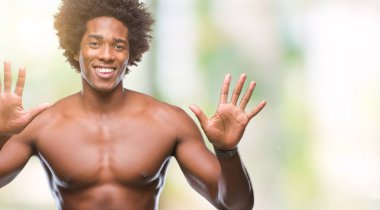 Afro Amerikalı gömleksiz adam çıplak vücut gösterilen ve parmakları ile işaret izole arka plan üzerinde gösterilen kendinden emin ve mutlu gülümseyerek süre on numara.