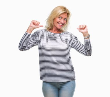 Yüzünde gülümseme ile kendinden emin görünüyorsun, kendini gururlu ve mutlu parmakları ile işaret izole arka plan orta yaş sarışın kadın.