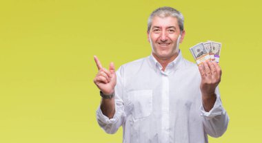 Yakışıklı komuta sizde para demet izole arka plan üzerinde çok mutlu el ve parmak ile tarafına işaret tutan