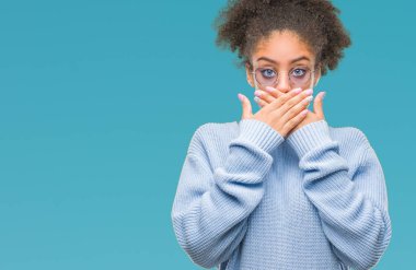 Genç afro Amerikalı kadın üzerinde gözlük takan arka plan ağız hata için elleriyle kapsayan şok izole. Gizli kavramı.