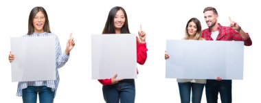 Kolaj afiş izole arka plan üzerinde tutan Çin ve hispanish insanların bir fikir ya da soru işaret parmağı gülen yüz, bir numara ile şaşırttı