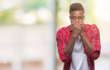 Afrikalı-Amerikalı genç izole arka plan ağız hata için elleriyle kapsayan şok içinde. Gizli kavramı.