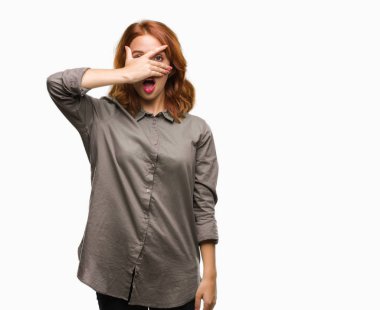 Mahcup ifadeyle parmaklarımın arasından seyir izole arka yüz ve gözler el ile kapsayan şok bakmak genç güzel kadın.