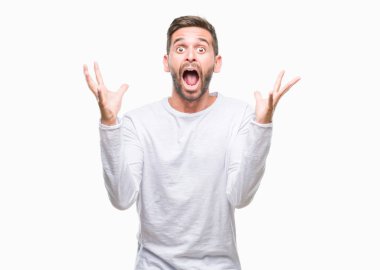 Yakışıklı delikanlı deli kutluyor ve silah ile başarı için heyecanlı çığlık kaldırdı ve açık gözleri hayret izole arka plan üzerinde. Kazanan kavramı