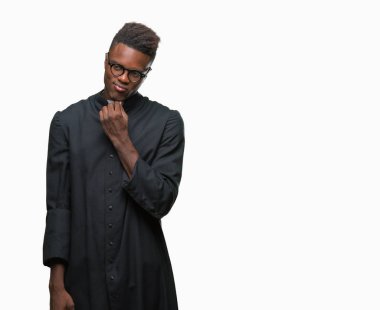 Çene düşünme hakkında soru, dalgın ifade üzerine el ile izole arka plan genç Afro-Amerikan rahip adam. Düşünceli yüzüyle gülümsüyor. Şüphe kavramı.