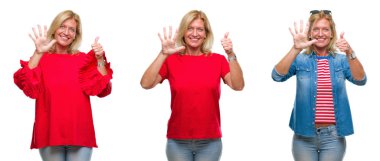 Kolaj gösterilen ve parmakları ile işaret beyaz izole kağıt üzerinde güzel orta yaş sarışın kadının kendinden emin ve mutlu gülümseyerek süre 6 numara.