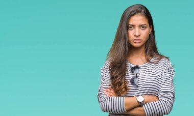 Genç güzel Arap kadın izole arka plan şüpheci ve sinir, onaylamayan ifade yüz çapraz kolları üzerinde güneş gözlüğü takıyor. Negatif kişi.