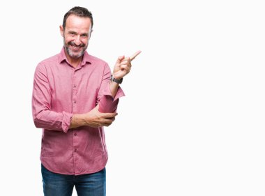 Kameraya bakarak yan el ve parmak ile işaret orta yaş ağarmış komuta sizde yüzünde kocaman bir gülümseme ile izole arka plan üzerinde.