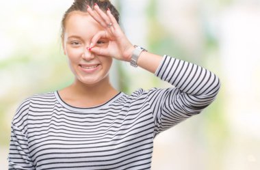 Genç güzel beyaz kadın gülümsüyor, parmakları ile mutlu yüz üzerinden seyir göz el ile ok jest yapıyor izole arka plan üzerinde.