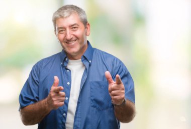 Fotoğraf makinesi ile mutlu ve komik yüz için parmakları işaret izole arka plan üzerinde yakışıklı komuta sizde. İyi enerji ve vibes.